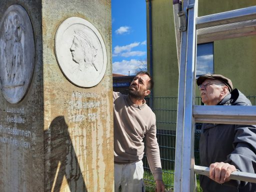 8.4.2025 - Steinmetzmeister Thomas Wloch reinigt die Gottfried- und Marianne-Schadow-Gedenk-Stele in Französisch Buchholz